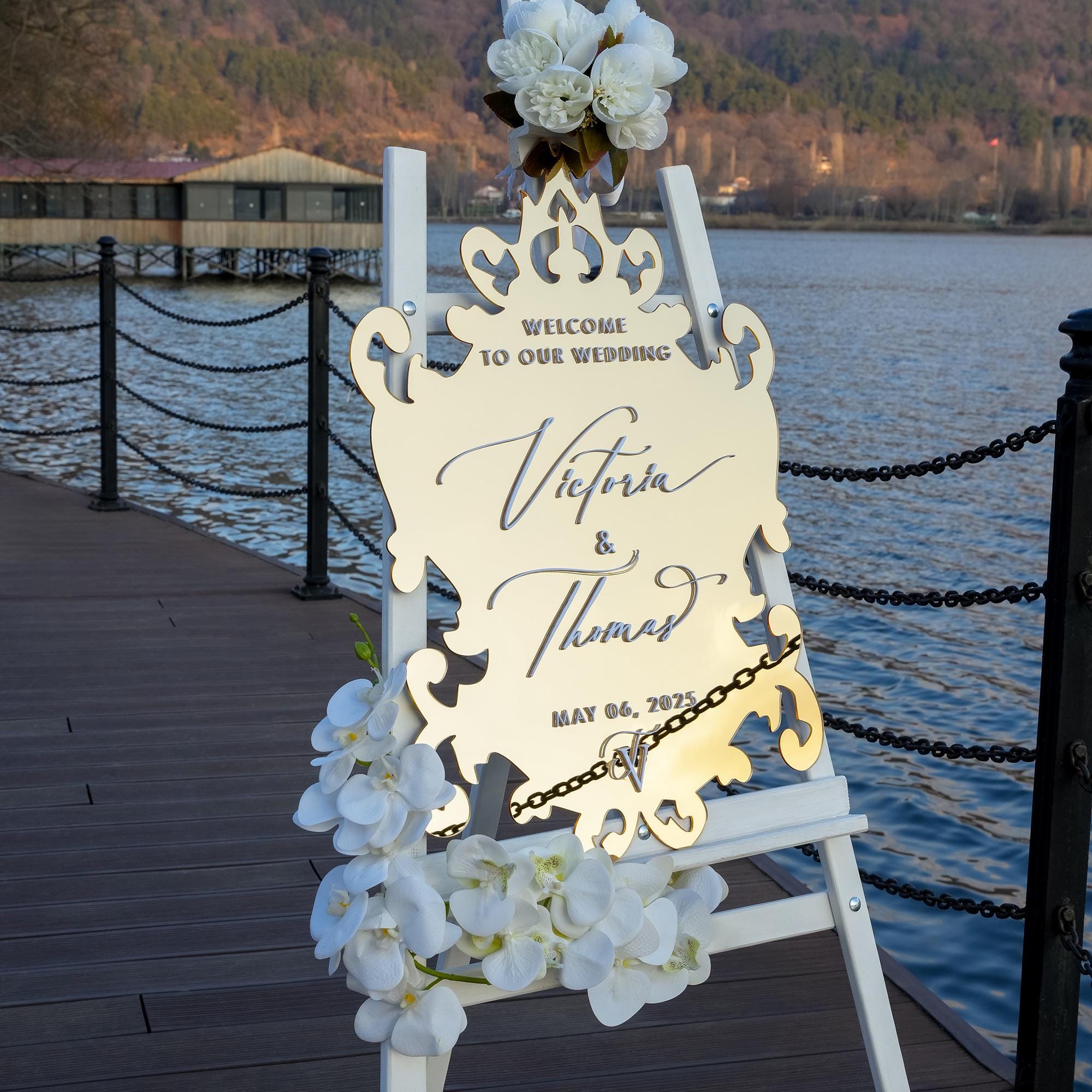 Luxurious gold mirror acrylic wedding welcome sign with intricate baroque-style cutout details and elegant 3D lettering. Featuring the couple’s names and wedding date, this sophisticated and regal design creates a stunning focal point at any wedding entrance.