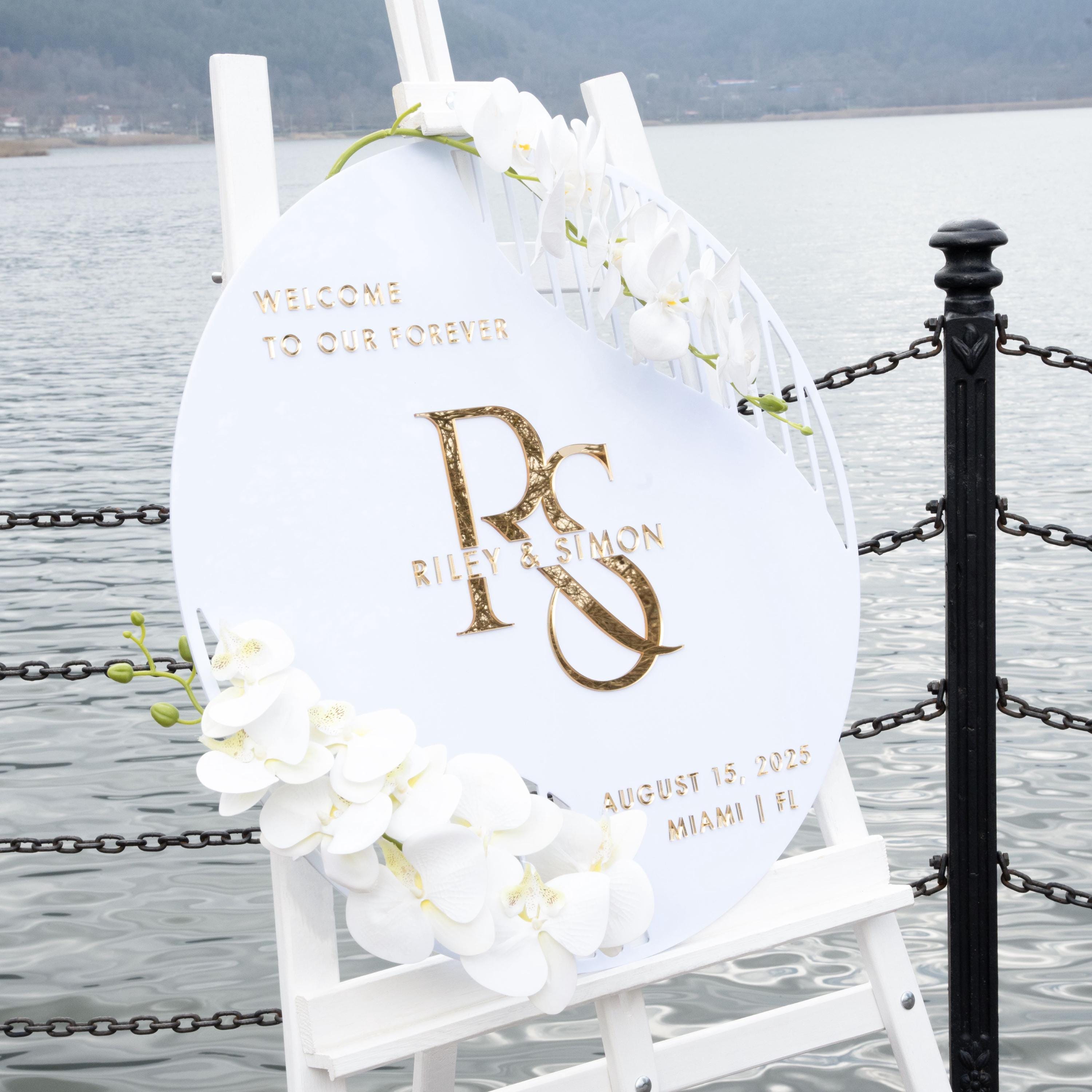 Round White Acrylic Welcome Sign for Wedding or Engagement - Berlin Collection